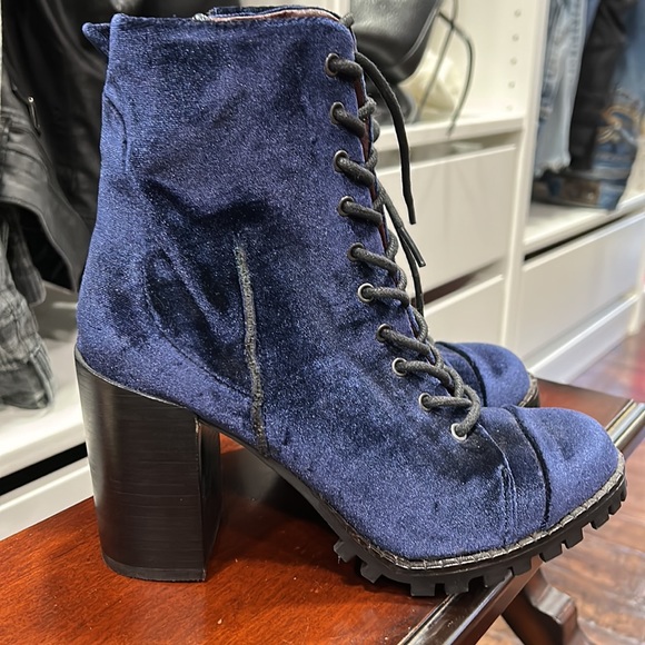 BLUE VELVET BEAUTIFUL FALL BOOTS! Size 6 1/2. NEVER BEEN ENJOYED. - Picture 6 of 9